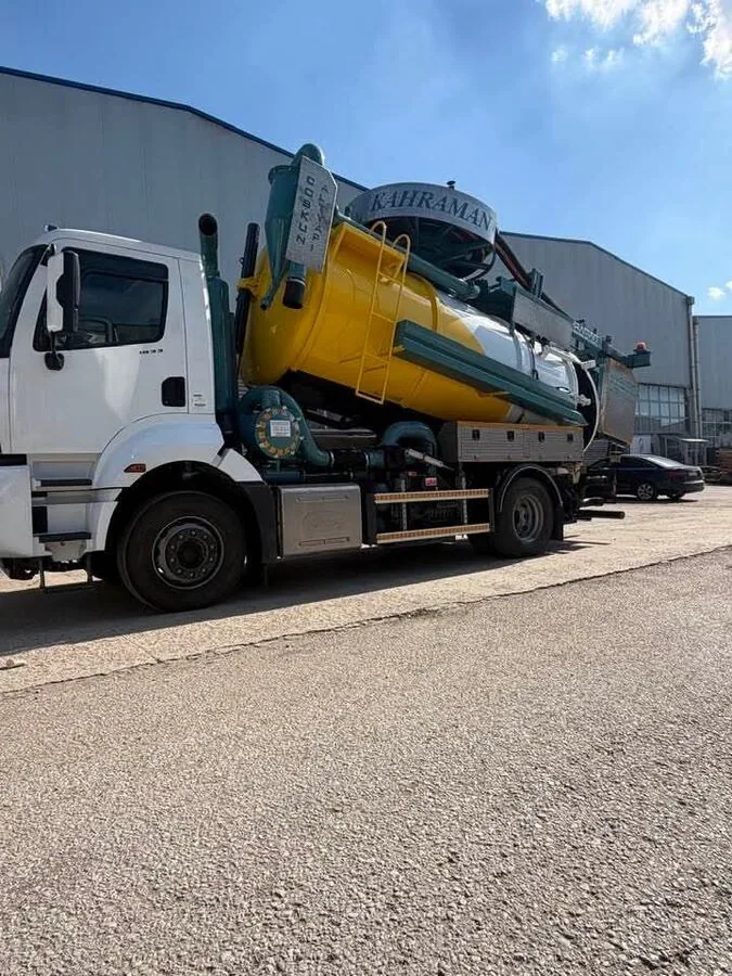 Beykoz Kuka Vidanjör hizmeti veren Beykoz Vidanjör'e ait vidanjör aracının fotoğrafı